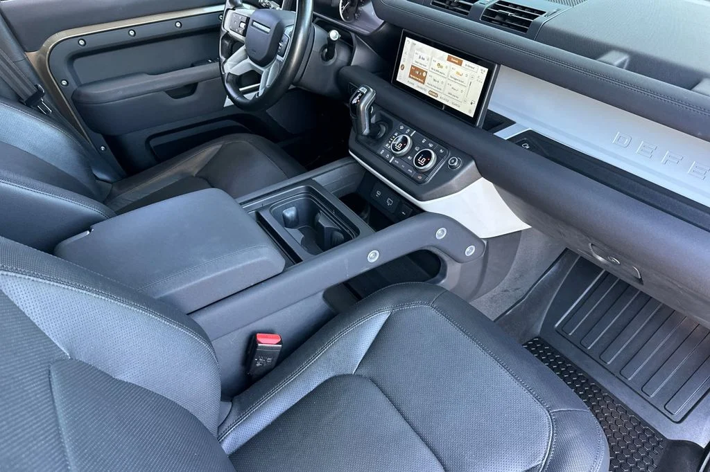 Used 2023 Brown Land Rover X-Dynamic SE image 18