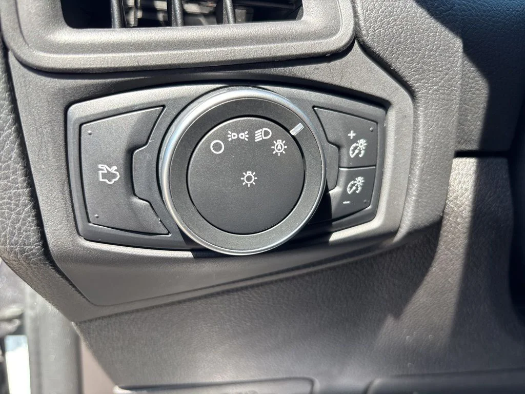 Used 2018 Gray Ford SE image 18