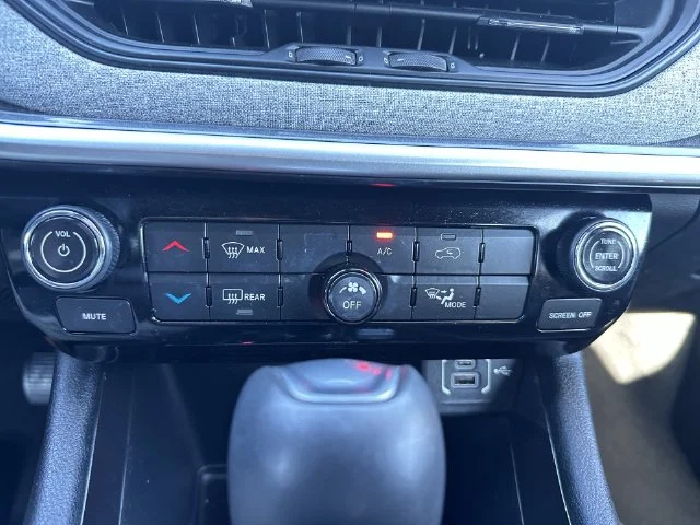 Used 2024 Gray Jeep Latitude Lux image 18