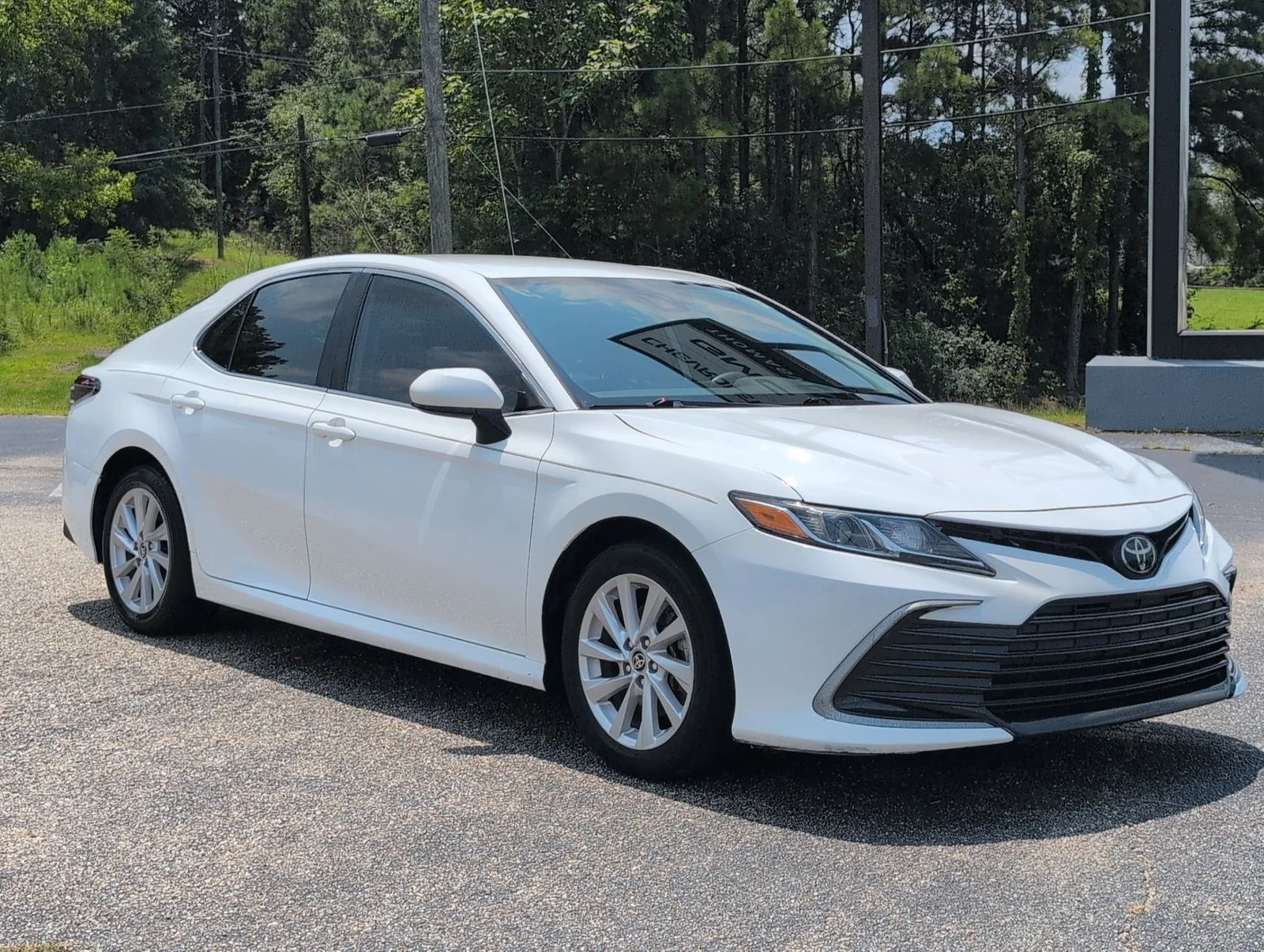 Used 2021 White Toyota LE image 9
