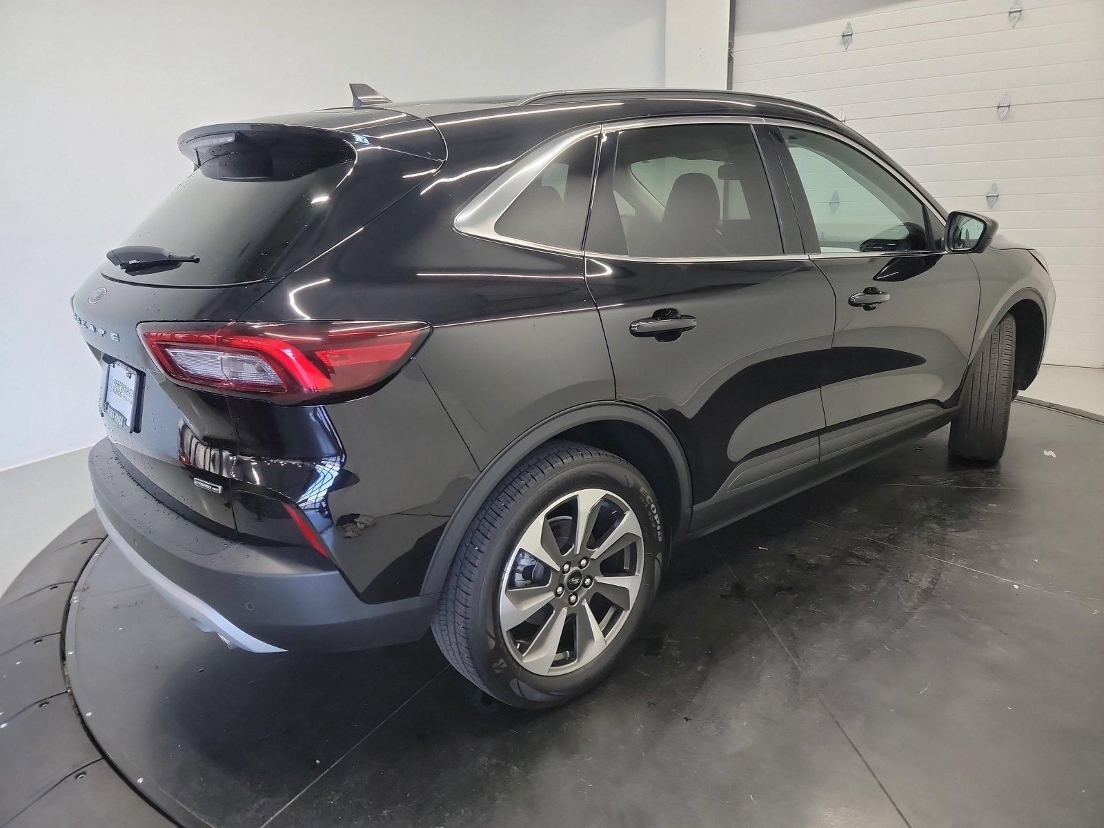 Used 2023 Black Metallic Ford Platinum image 8