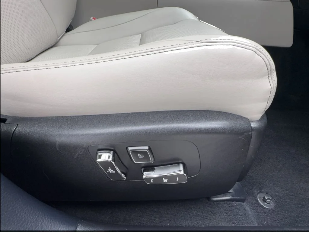 Used 2015 Black Lexus 460 image 33