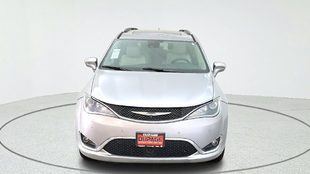 Used 2017 Silver Chrysler Limited image 3