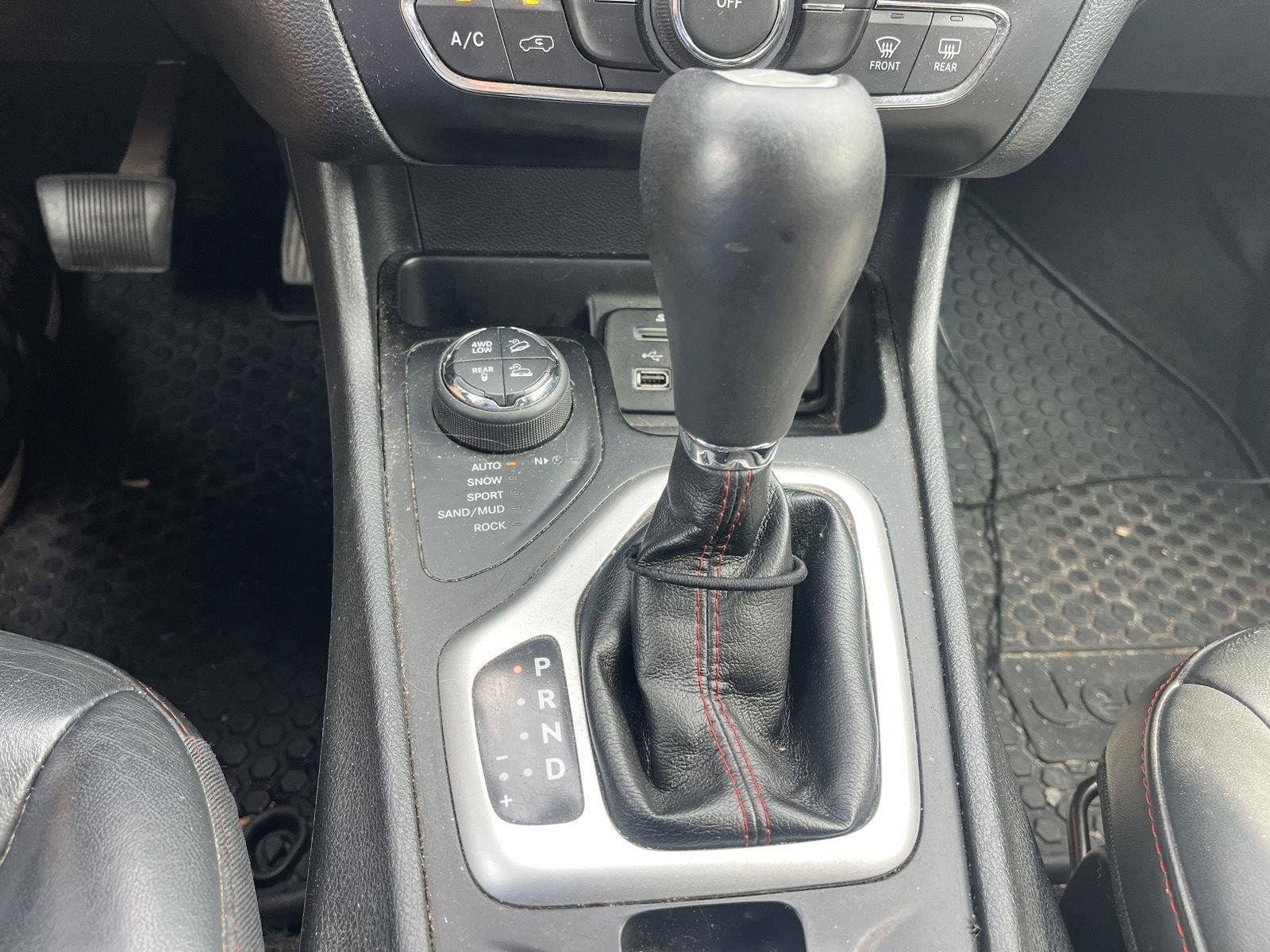 Used 2016 Bright White Clearcoat Jeep Trailhawk image 21