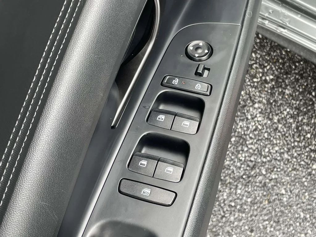 Used 2025 Amazon Gray Hyundai SEL Sport image 6