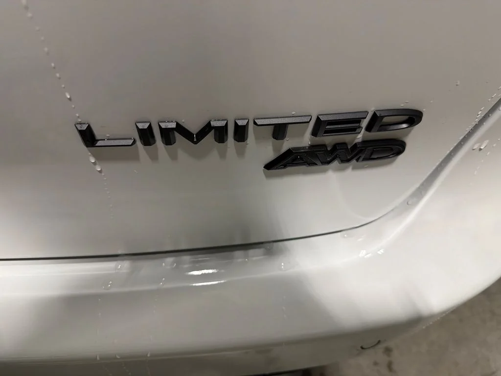 New 2027 Bright White Clear-Coat Exterior Paint Chrysler Limited image 9