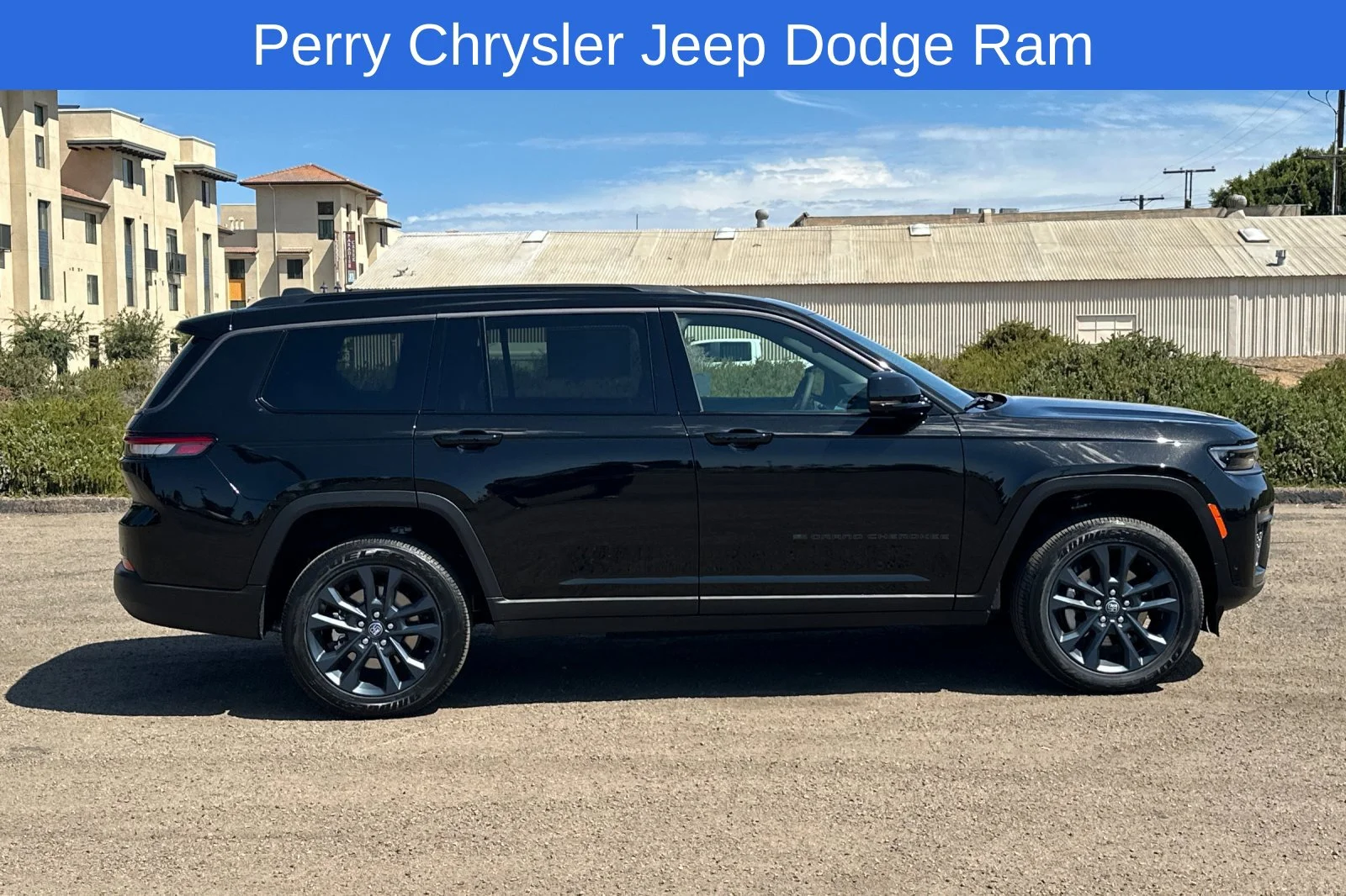 New 2026 Diamond Black Crystal Pearl-Coat Exterior Paint Jeep Limited image 2