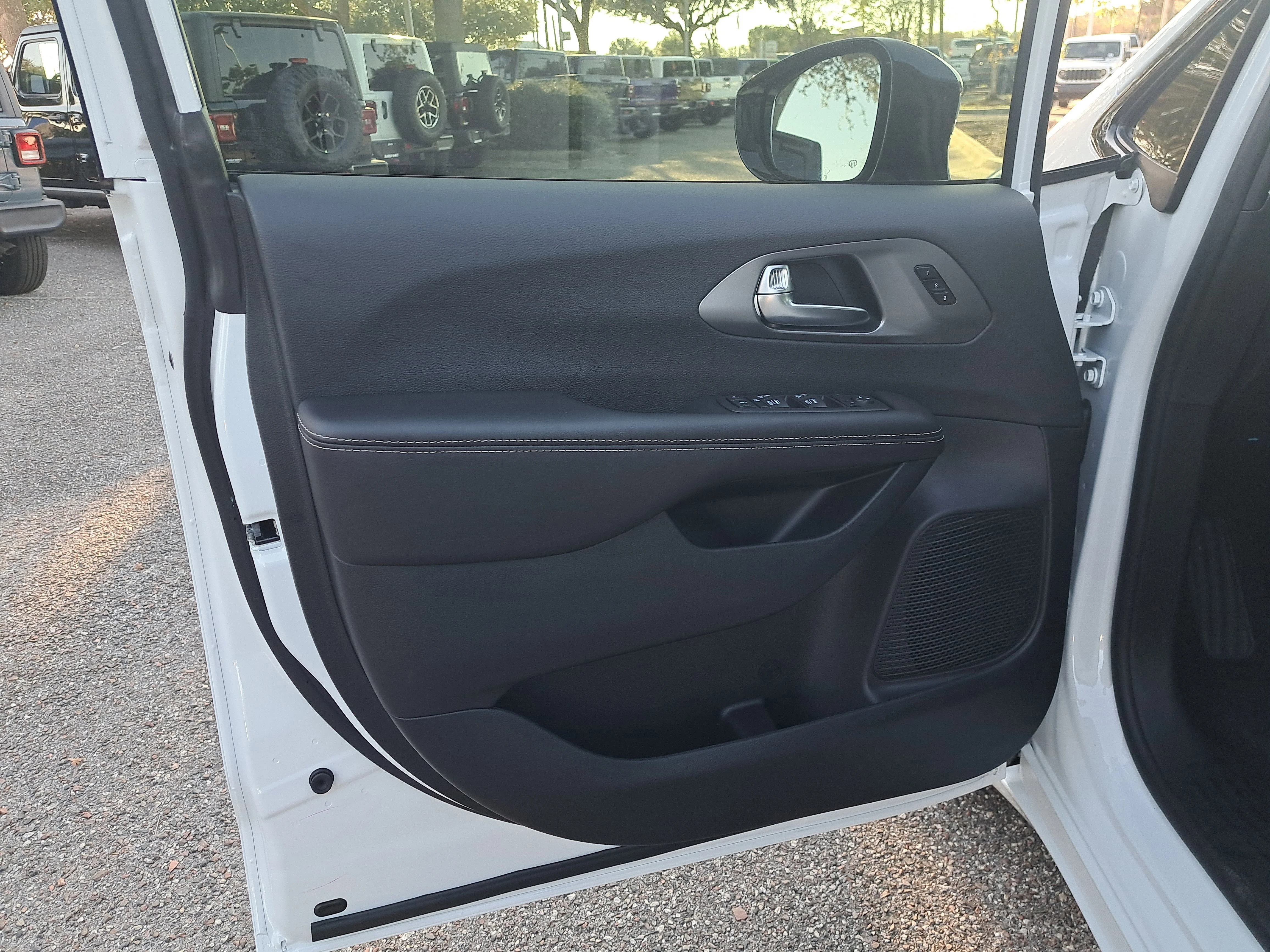 New 2026 Bright White Clearcoat Chrysler Select image 9