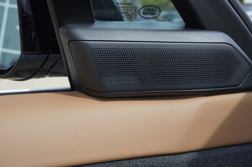 New 2026 Ostuni Pearl White Land Rover Dynamic SE image 11