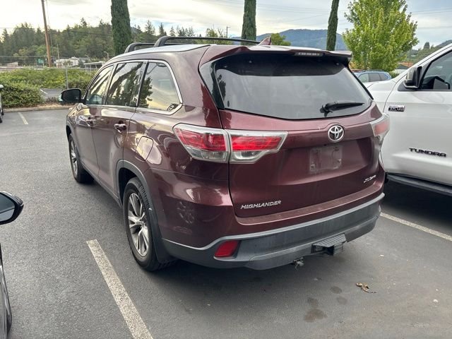 Used 2015 Red Toyota XLE V6 image 3