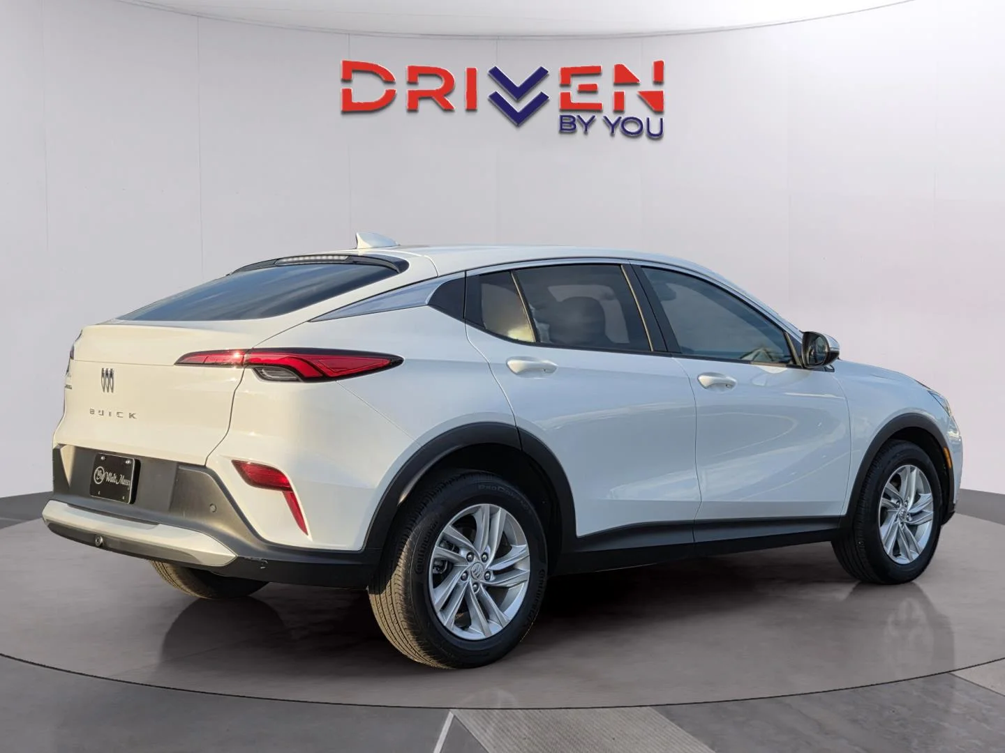 Used 2025 Summit White Buick Preferred image 4