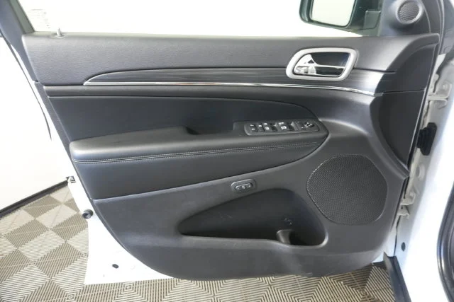 Used 2020 Bright White Clearcoat Jeep Limited image 32