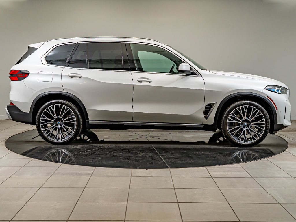 Used 2024 Mineral White Metallic BMW xDrive40i image 11