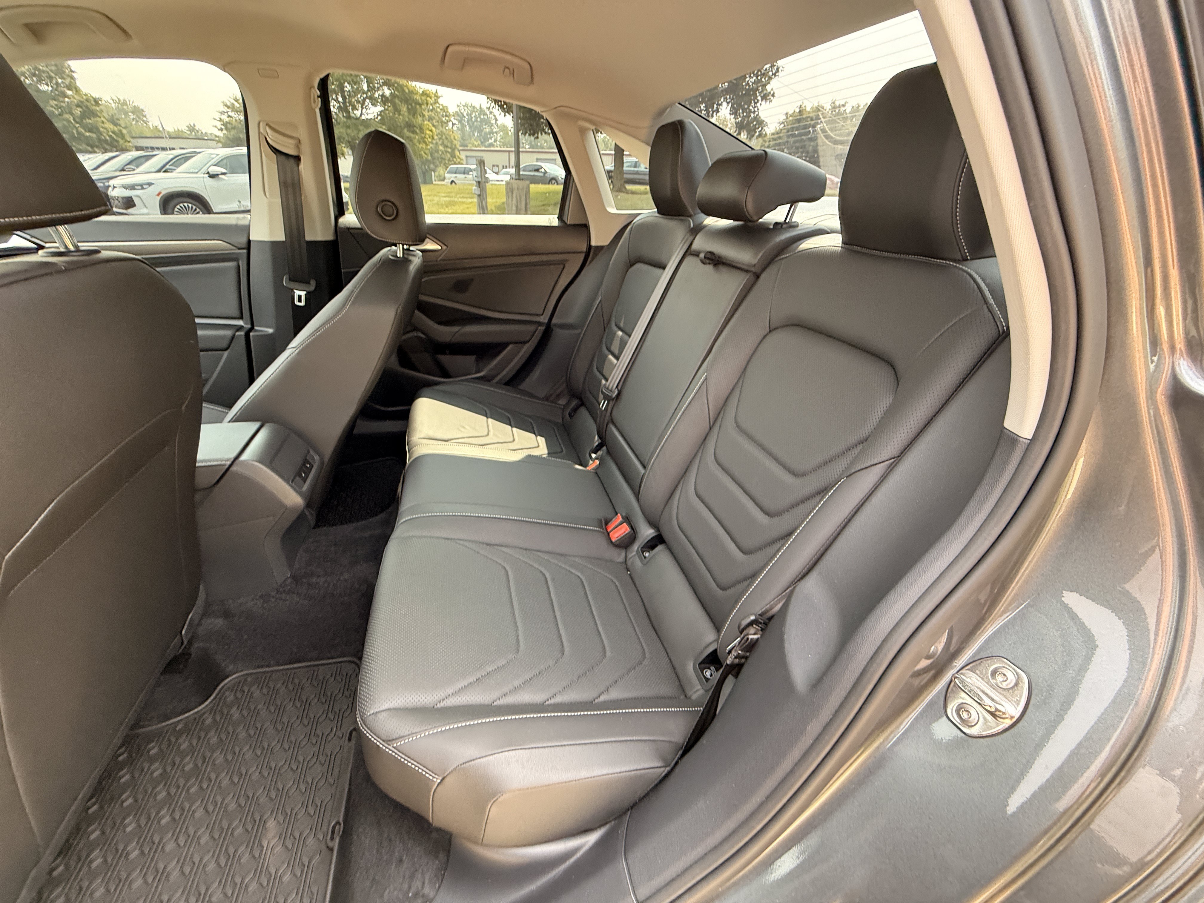 Used 2021  Volkswagen SEL Premium image 23