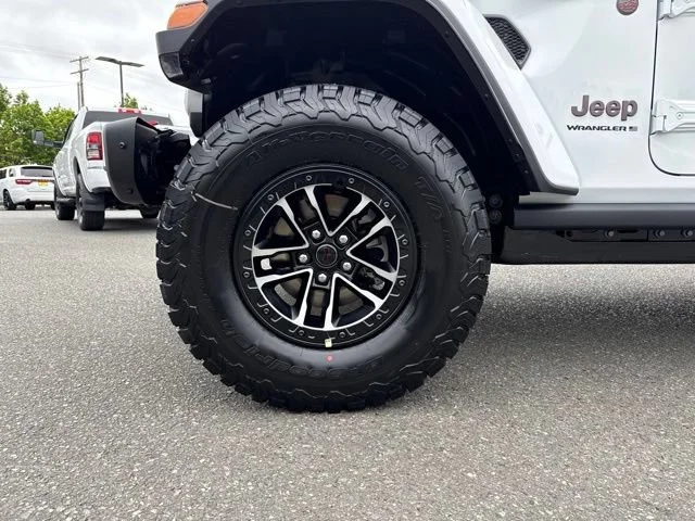 New 2026 Bright White Clear-Coat Exterior Paint Jeep Rubicon X image 9