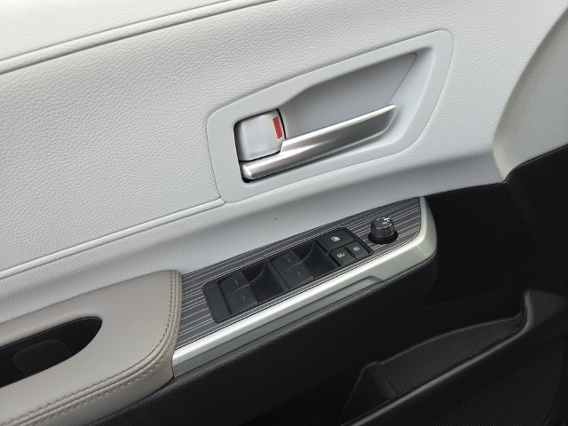 Used 2025  Toyota XLE image 10
