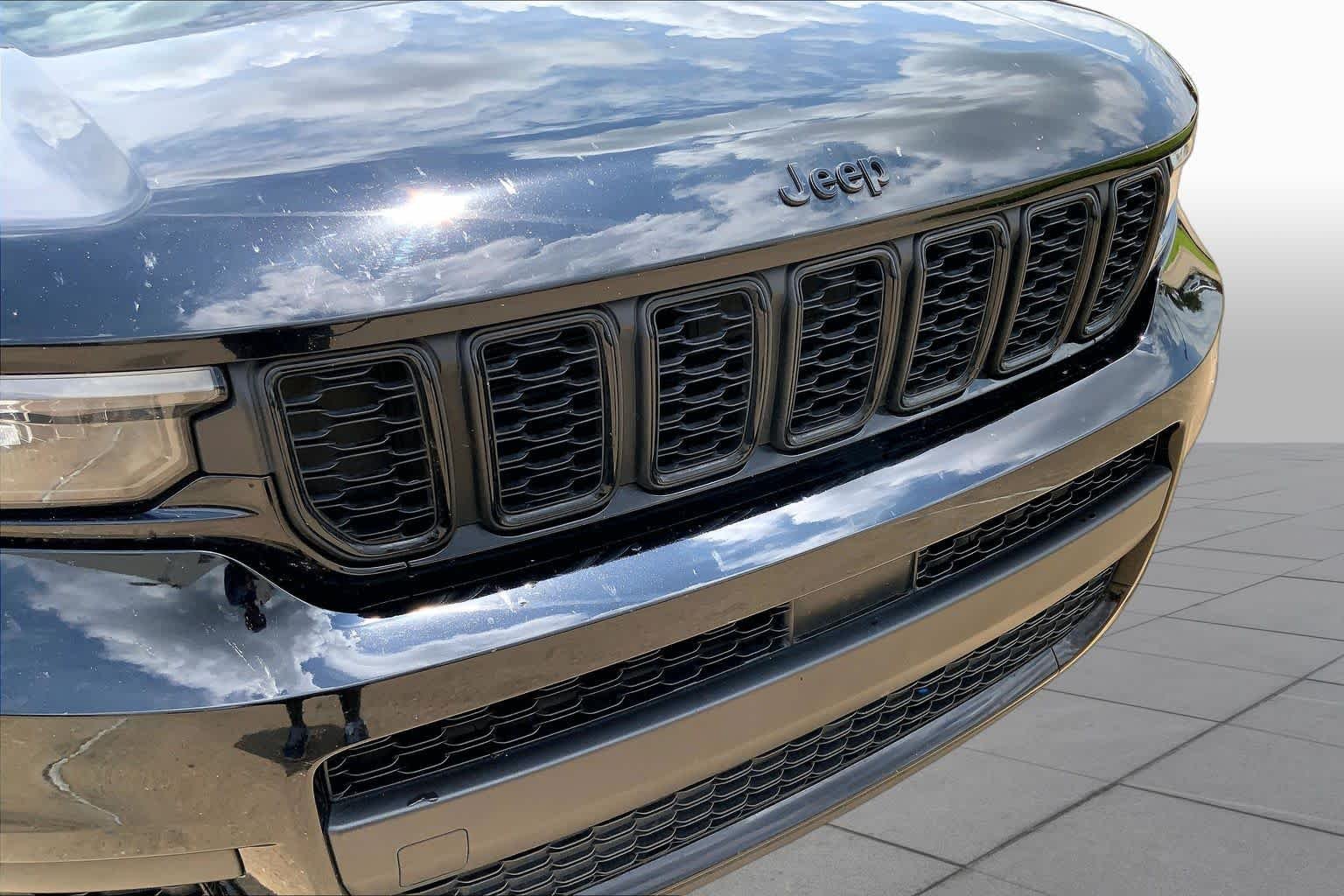 Certified Used 2023 Diamond Black Jeep Altitude image 29