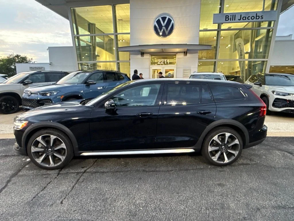 Used 2024 Onyx Black Metallic Volvo Ultimate image 3