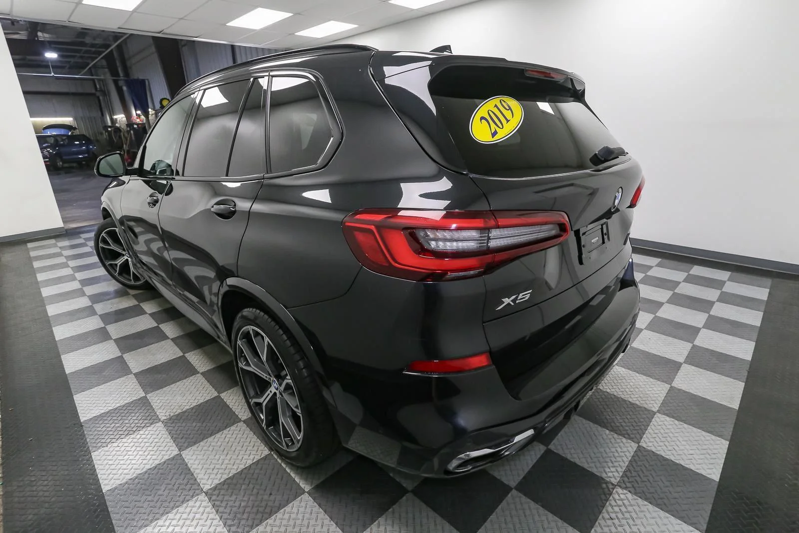 Used 2019 Black Sapphire Metallic BMW xDrive50i image 9