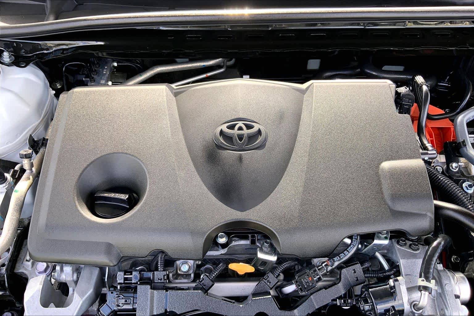Used 2025 Ice Cap Toyota LE image 32