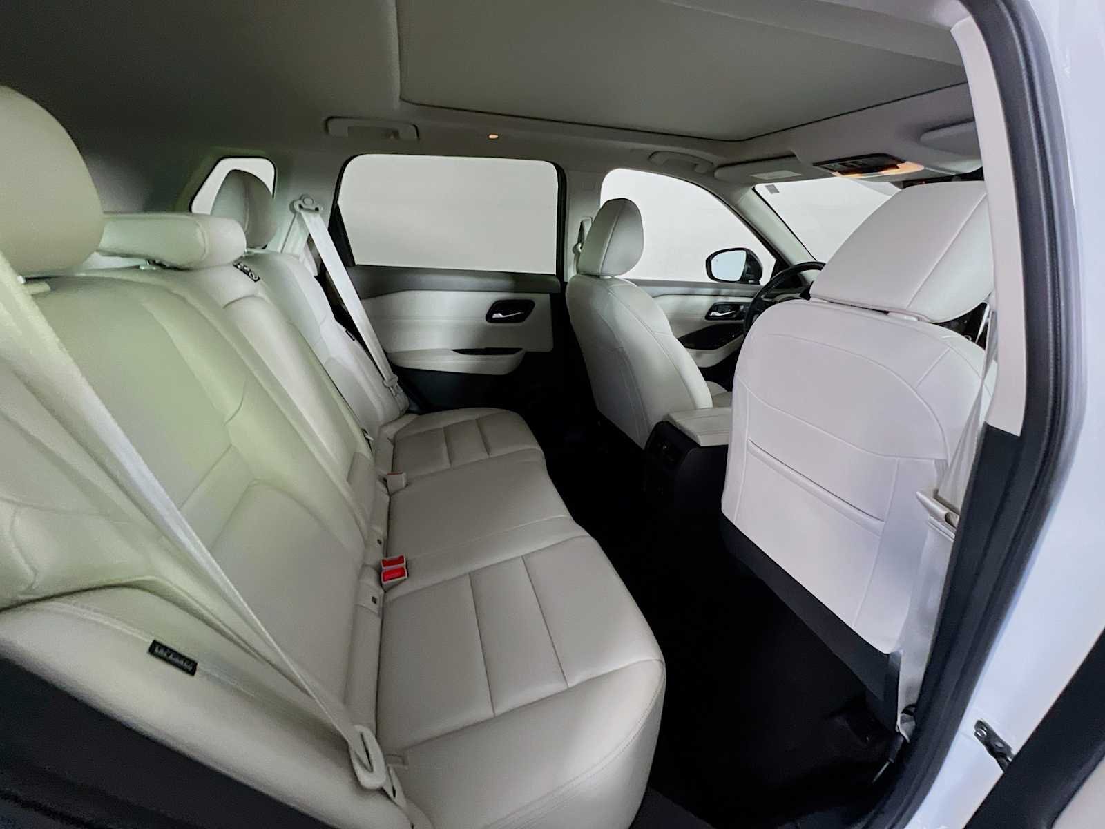 Used 2023 Pearl White Tricoat/Super Black Nissan SL image 28
