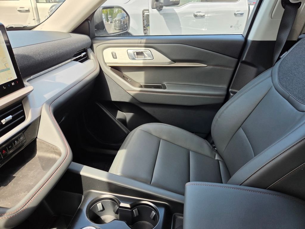 New 2026 Star White Metallic Tri-Coat Ford Active image 9