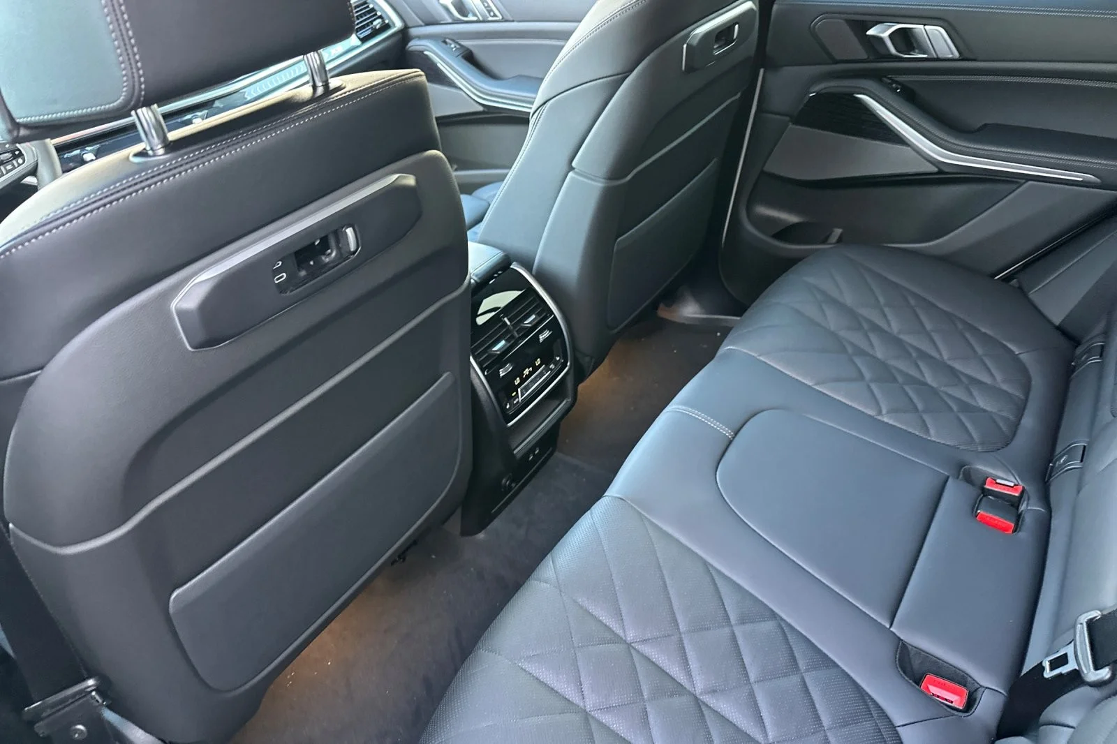 New 2026 Mineral White Metallic BMW sDrive40i image 11