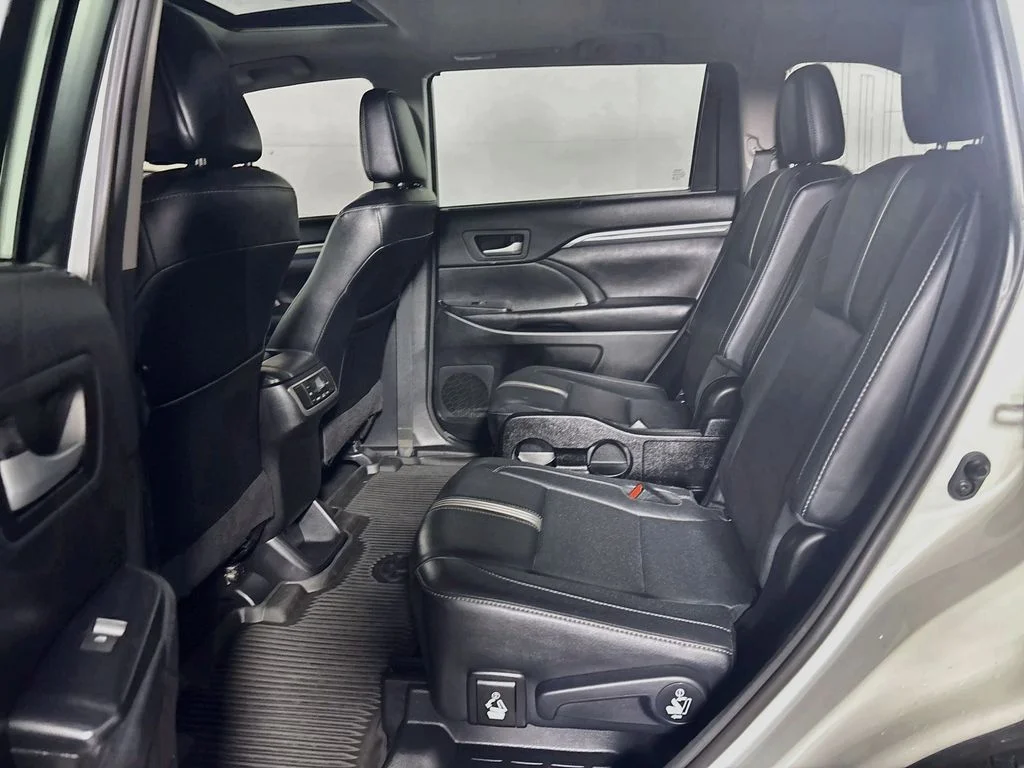 Used 2017 White Toyota SE image 20