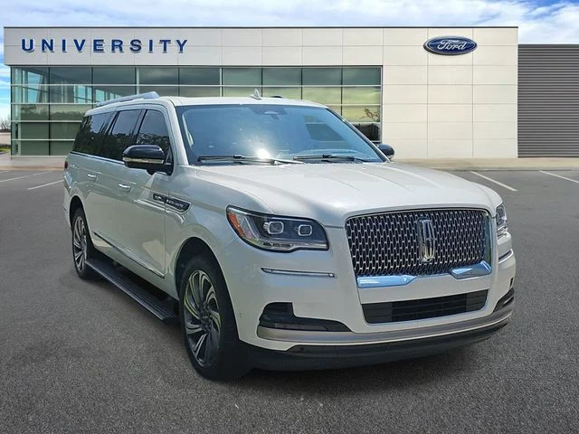 Used 2022 White Lincoln Reserve image 1