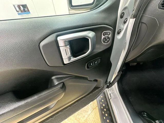 Used 2022 Silver Jeep Rubicon image 16