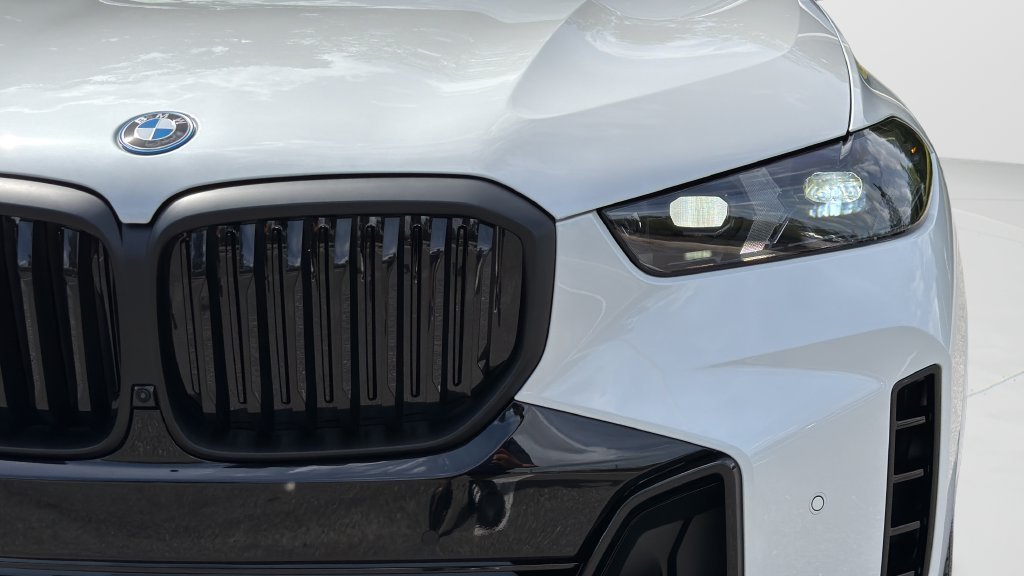 New 2026 Mineral White Metallic BMW xDrive50e image 27