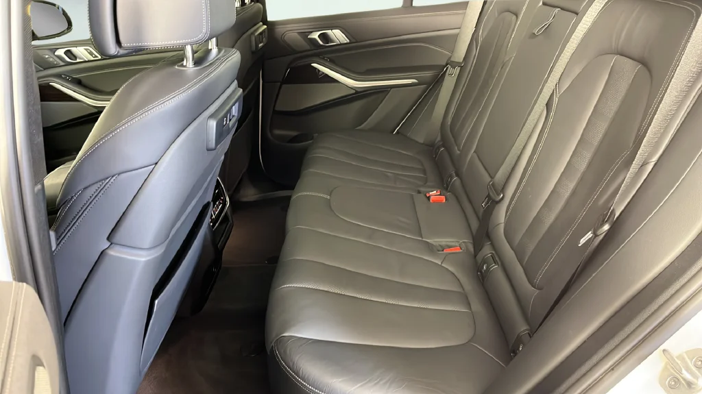 Used 2021 White BMW xDrive40i image 16