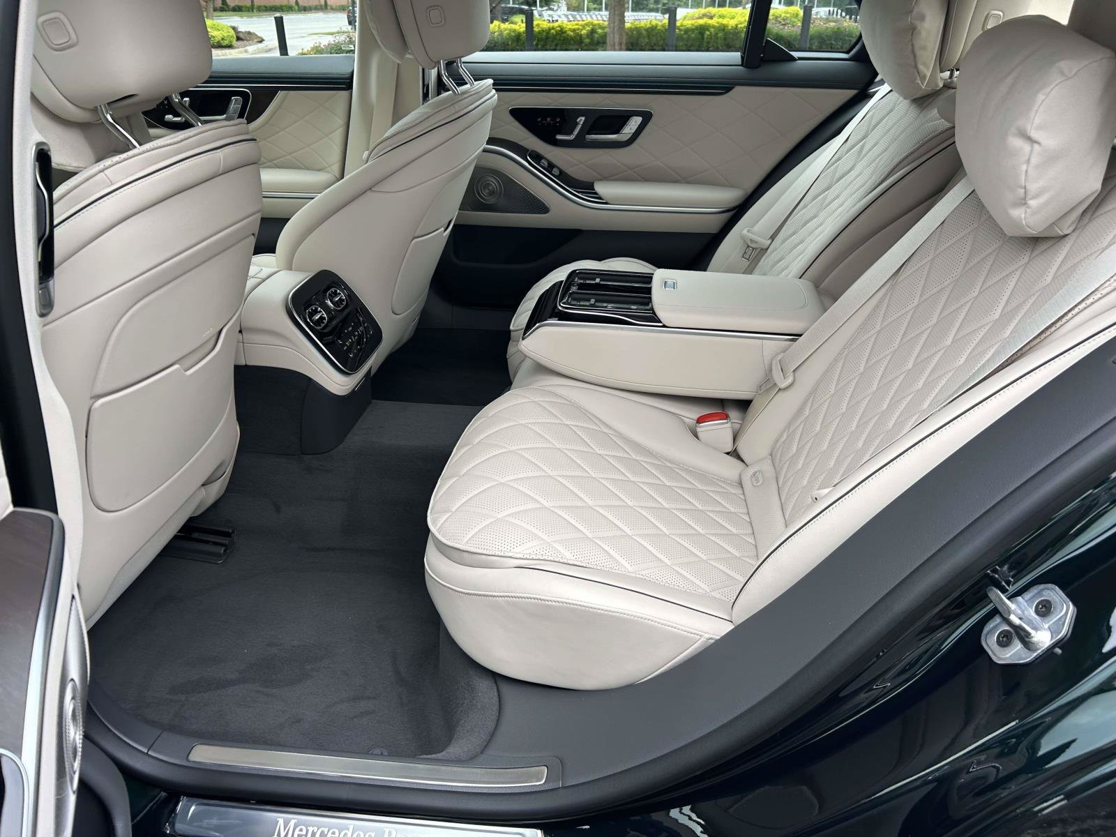 New 2027 Emerald Green Metallic Mercedes-Benz S 580 4MATIC® Sedan image 34
