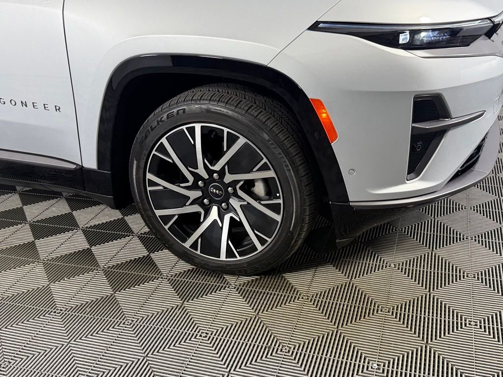 Used 2025 Silver Jeep Limited image 13