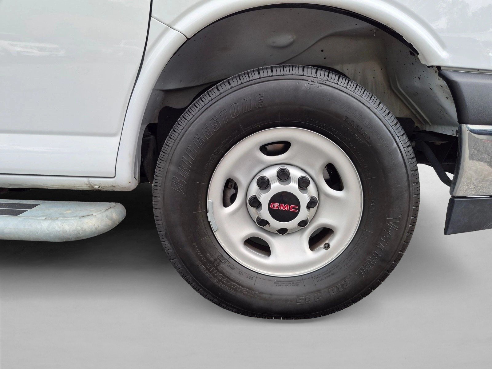 Used 2025 Summit White GMC  image 22