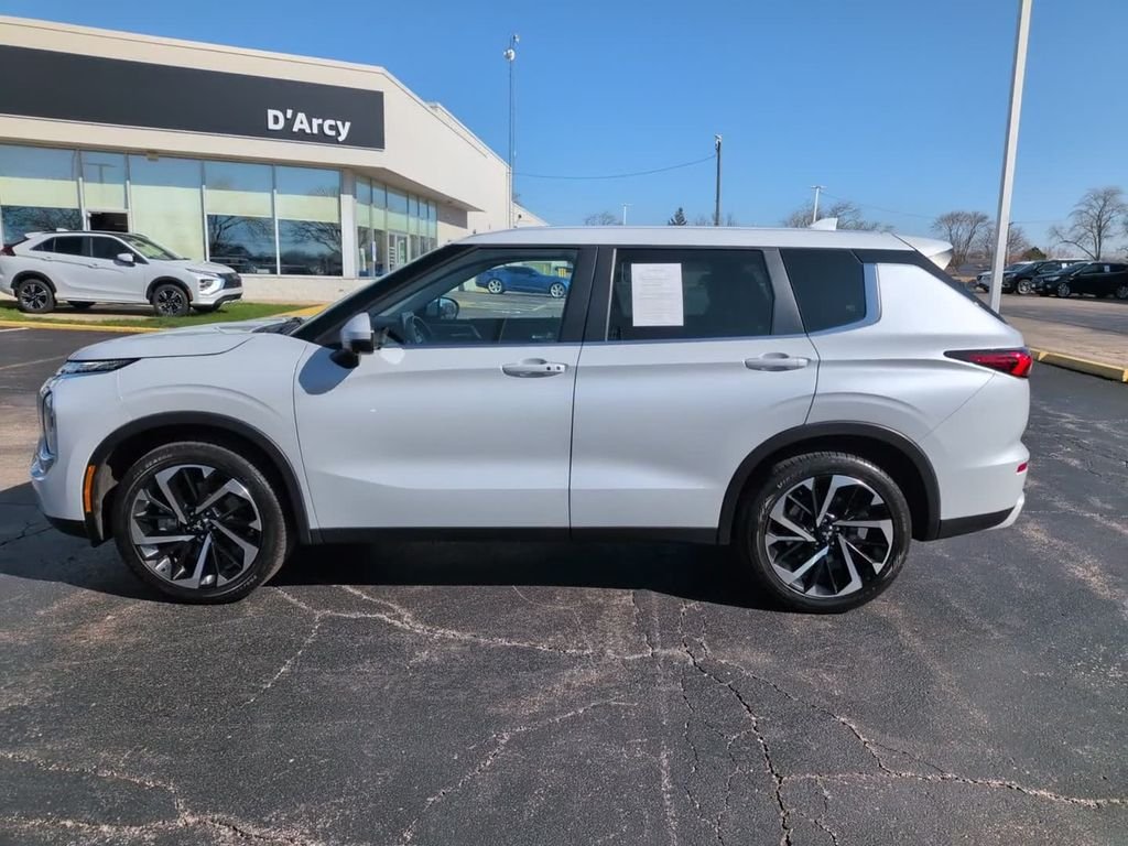 Used 2023 White Mitsubishi SE image 12