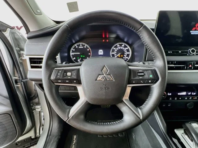 Used 2025 Silver Mitsubishi SE image 12