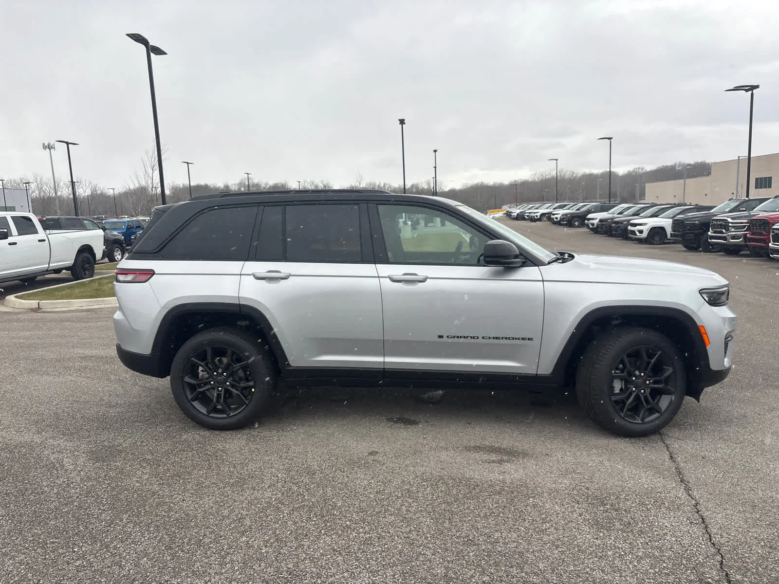 New 2025 Silver Zynith Exterior Paint Jeep Limited image 10
