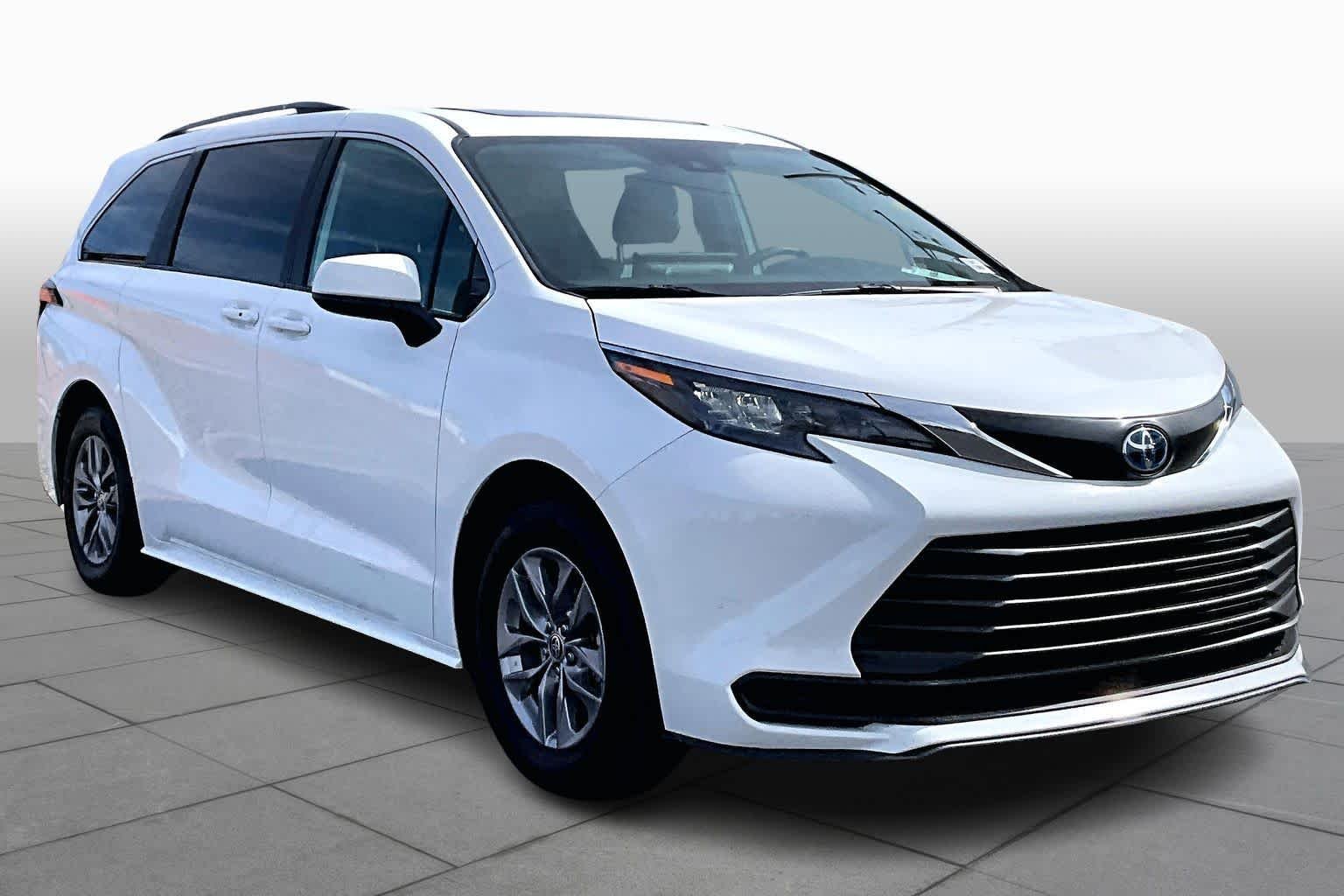 2025 Toyota Sienna LE - Photo 3