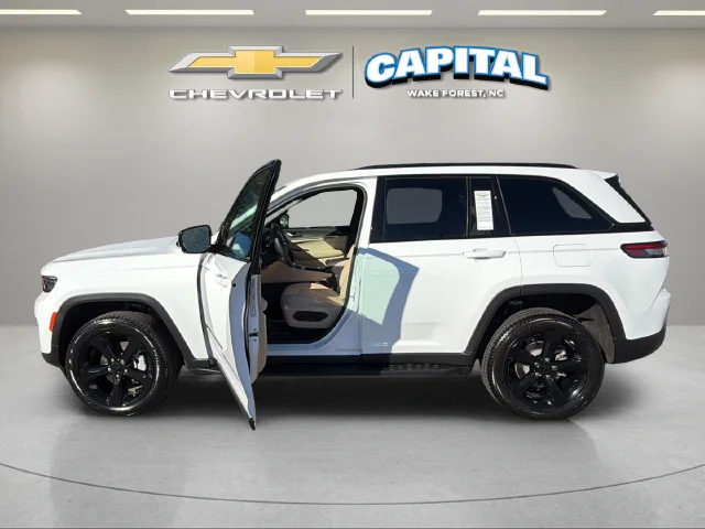 Used 2025 White Jeep Limited image 9
