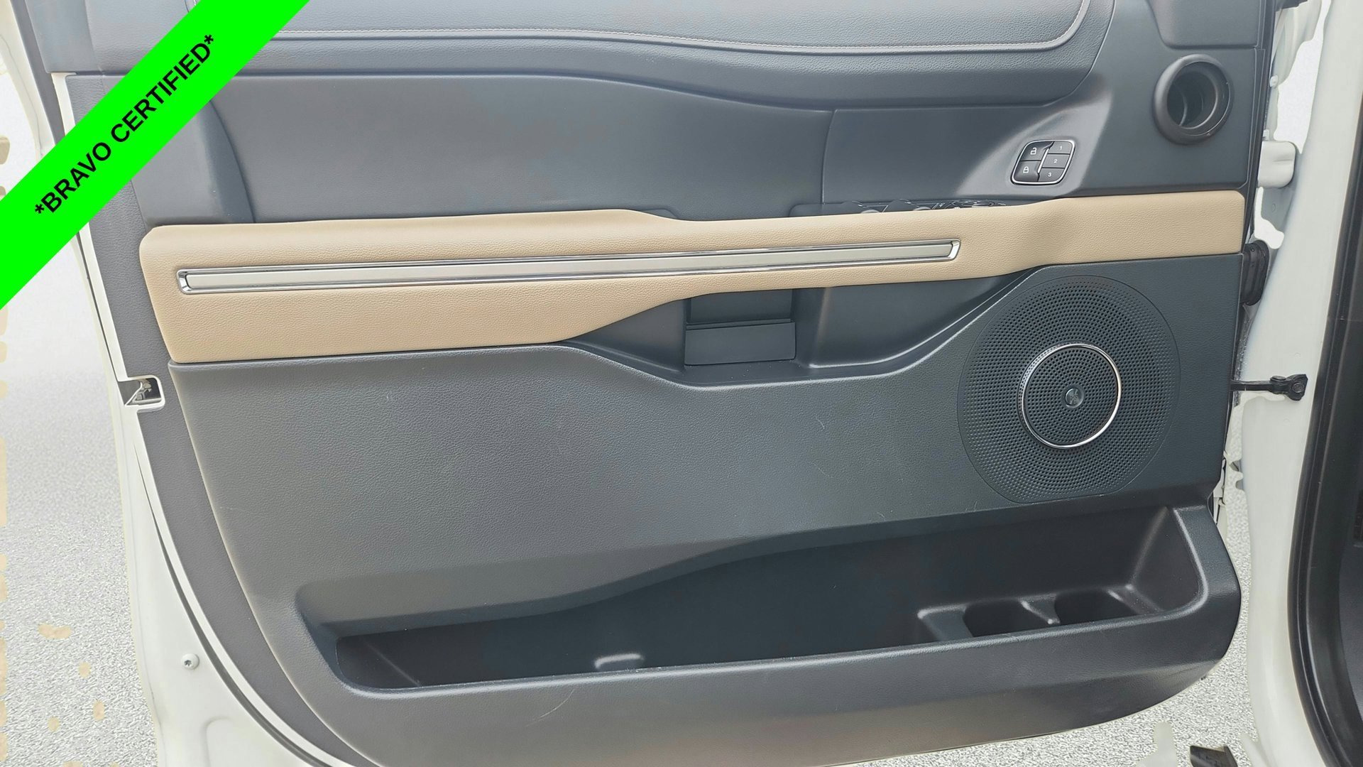 Used 2022  Ford Limited image 22