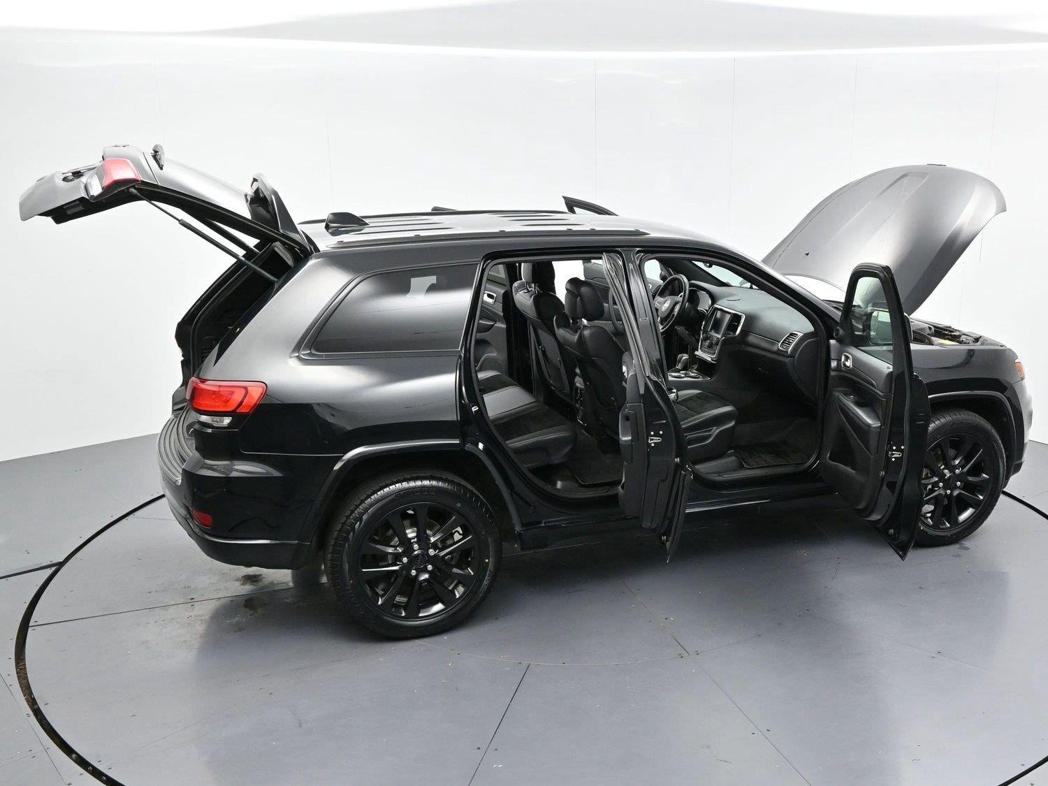 Used 2017 Diamond Black Crystal Pearlcoat Jeep Altitude image 41