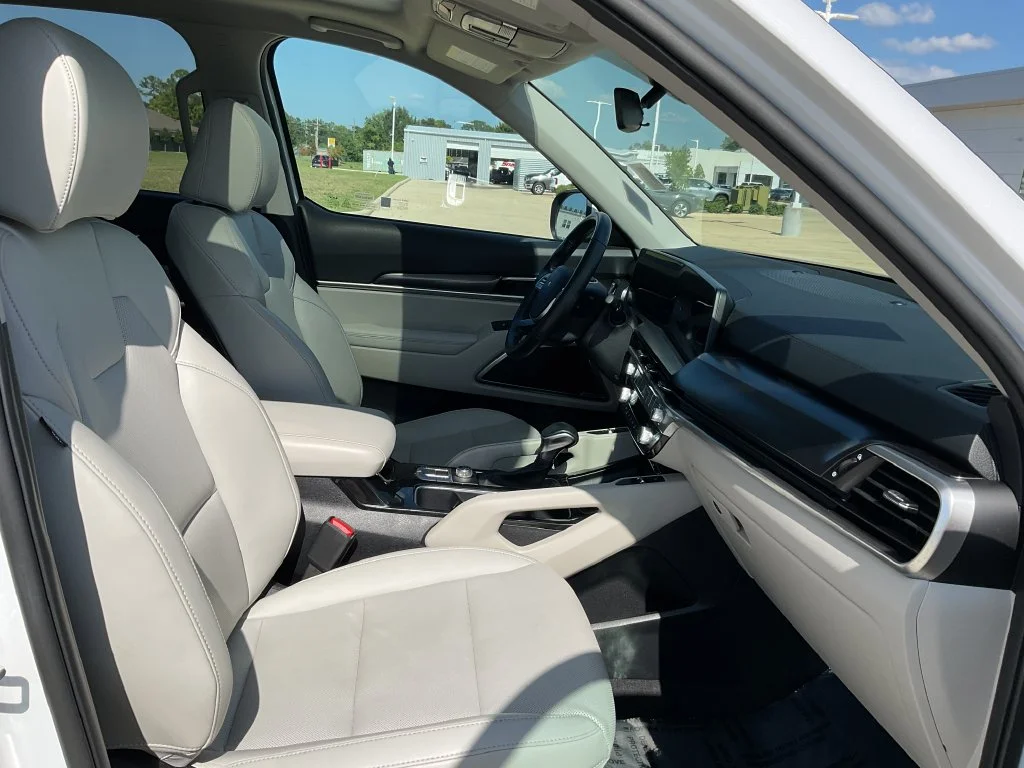 Used 2025 White Kia S image 21