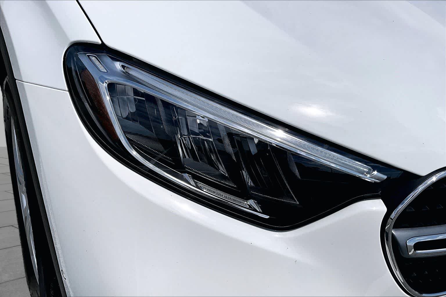 Used 2025 Polar White Mercedes-Benz GLC 300 image 28
