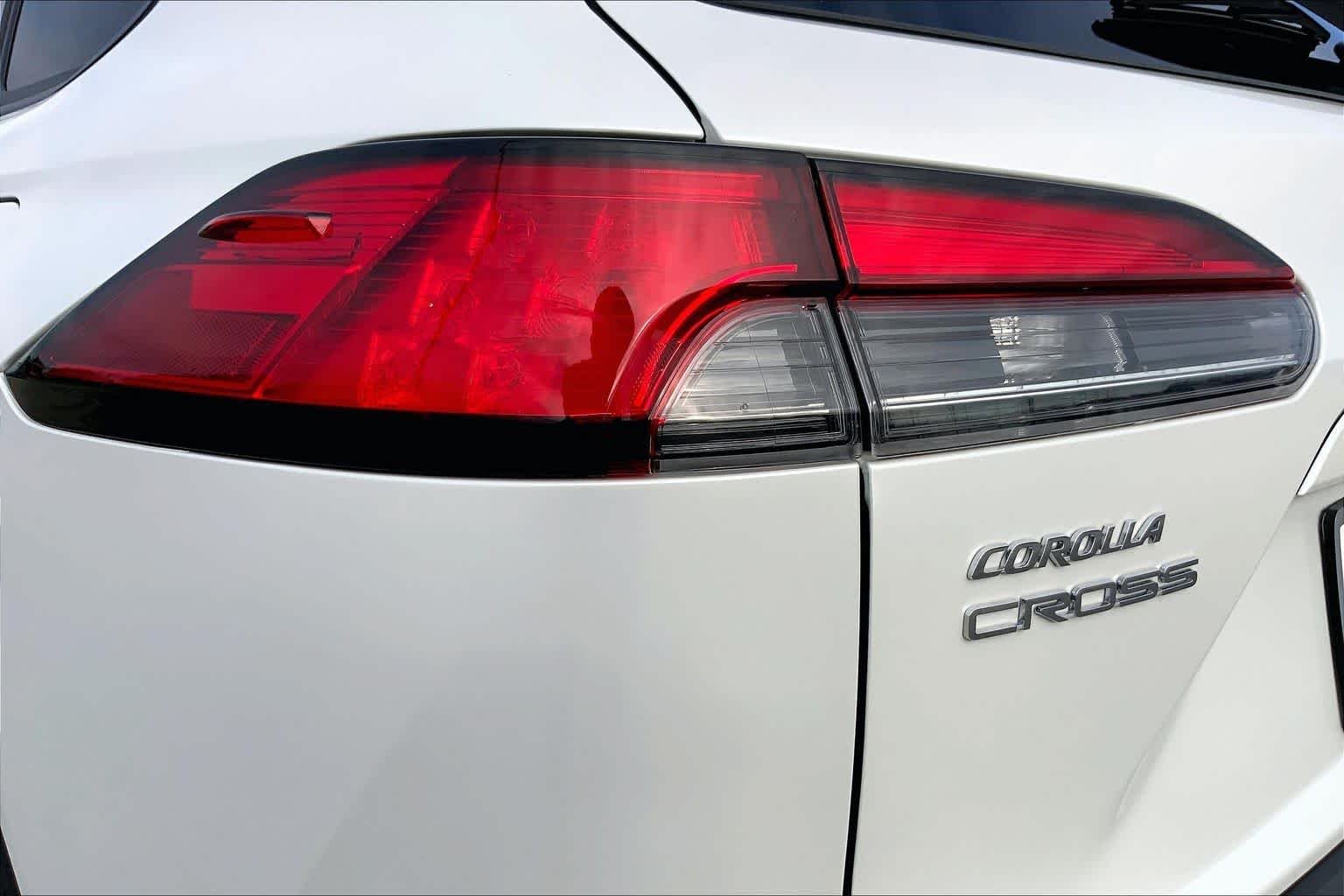 Used 2026 Wind Chill Pearl Toyota XLE image 28