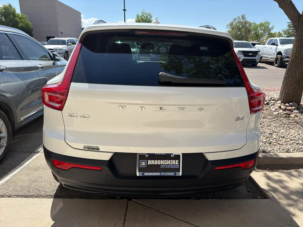 Used 2023 Crystal White Metallic Volvo Ultimate Dark Theme image 5