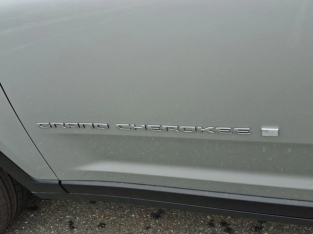 New 2026 Silver Zynith Exterior Paint Jeep Laredo X image 15