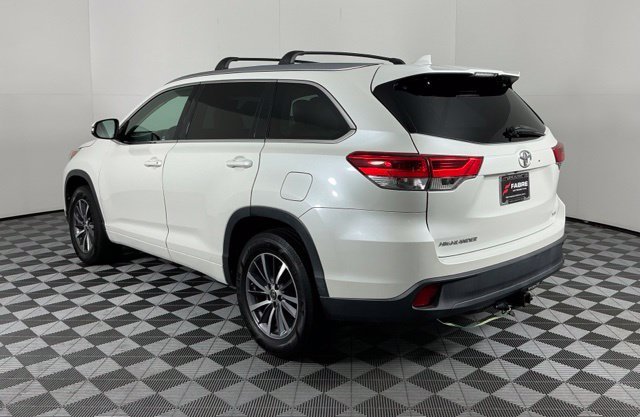 Used 2017 White Toyota XLE image 5