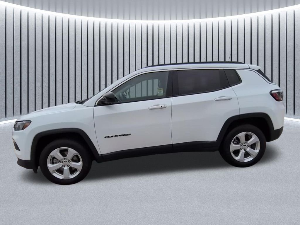 Used 2022 White Jeep Latitude image 5