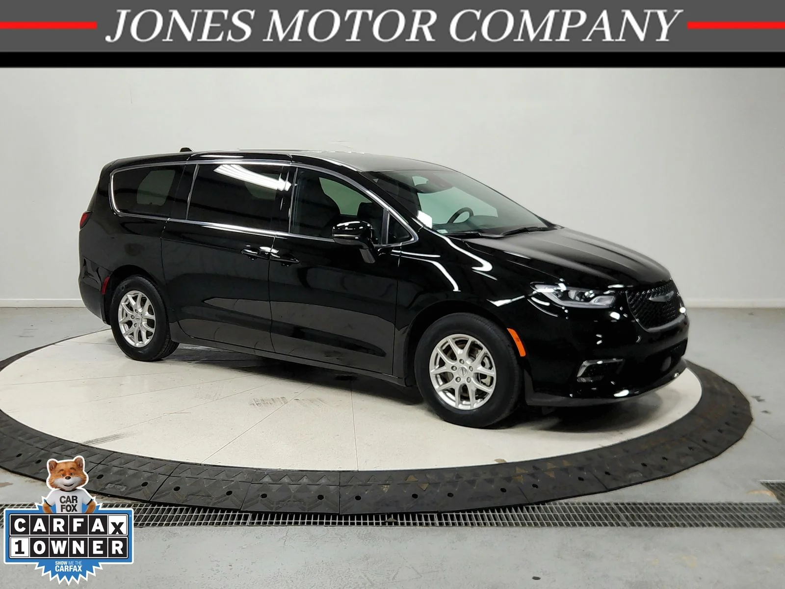 Used 2025 Black Chrysler Select image 1